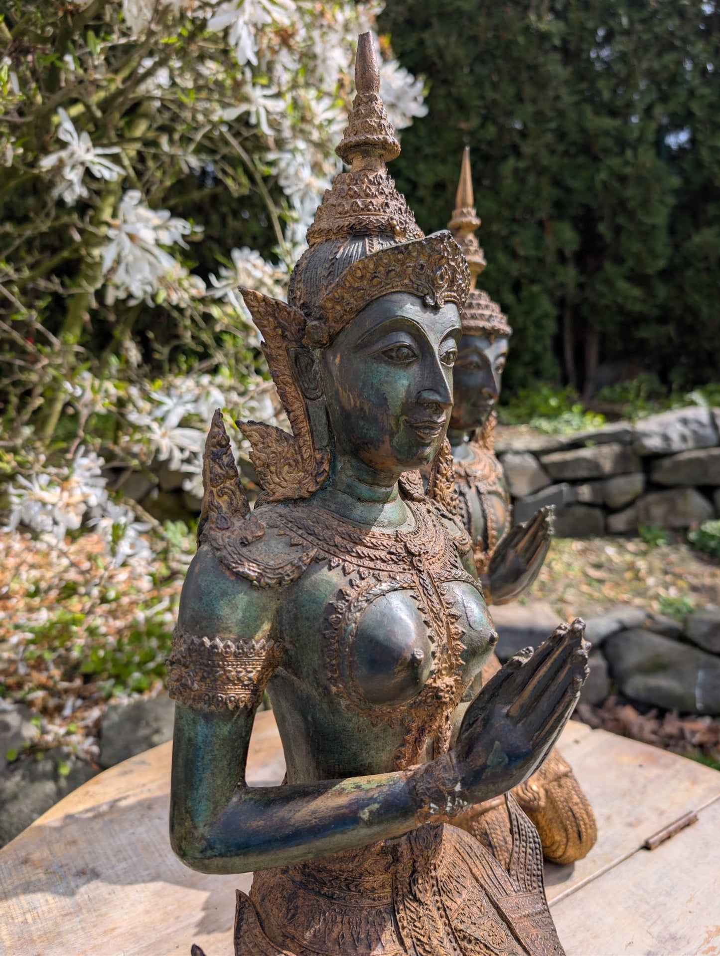 Thai bronze temple guardians – kneeling couple – Lot 433