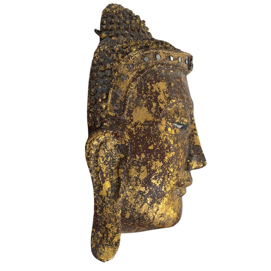 Vue de droite du masque de temple bouddhiste en bois, montrant le profil du nez et la couche de laque de cinabre rouge apparente sous l'or.