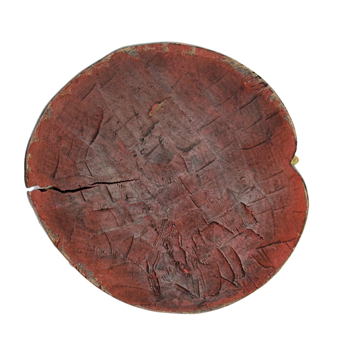 Face inférieure du fourreau monolithique du kris d'Hanuman présentant des résidus de pigments minéraux rouges et d'authentiques marques de ciseau entrecroisées dans le bois dur tropical.