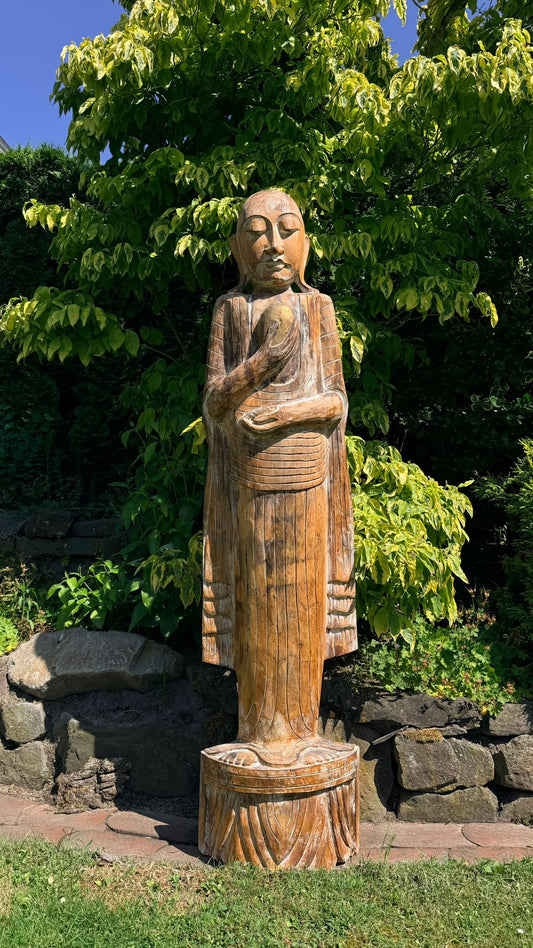 Statue de monastère bouddhiste élancée et grandeur nature, 151,5 cm, sculptée dans un seul tronc monolithique de vieux teck birman.