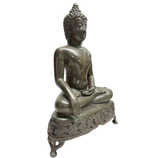 Vue oblique de face du côté droit de la statue de Bouddha en bronze de 13,3 kg, montrant le profil de la base ajourée ornée de vrilles florales.