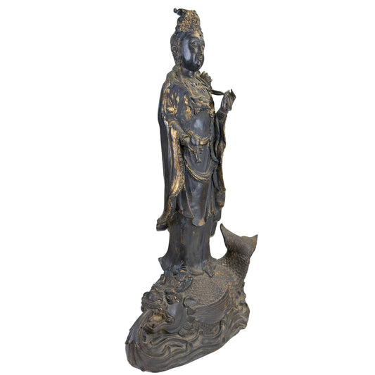Antieke Guanyin op draakvis-waterbasis, uitgevoerd in gelakt hout met oude verguldingsresten