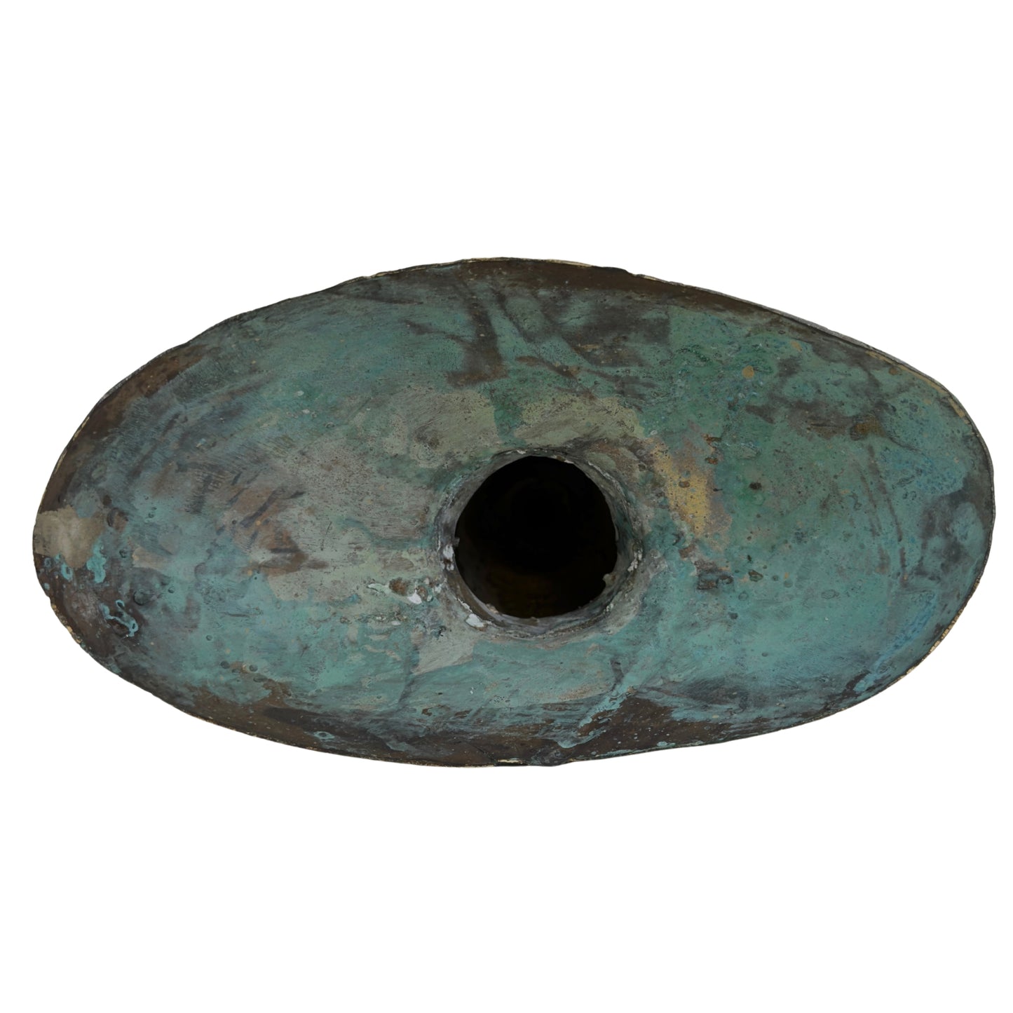 Onderzijde van een bronzen Boeddhabuste uit Thailand met open gietopening en natuurlijke oxidatie.