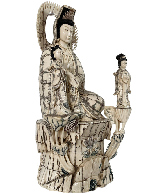 Chinese Guanyin met Shancai en Longnü in traditionele boeddhistische voorstelling