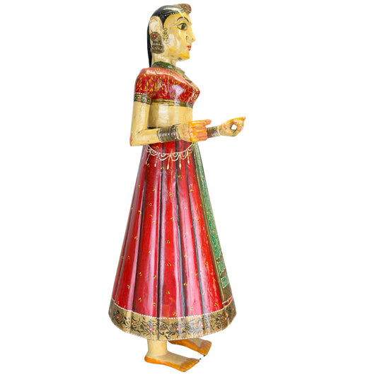 Indiaas houten vrouwenbeeld uit Rajasthan met grote amandelvormige ogen en kleurrijke polychrome beschildering