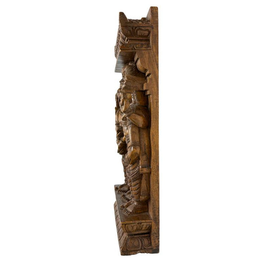 Zuid-Indiaas houtsnijwerk met huwelijksscène van Meenakshi en Shiva