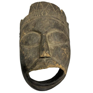 Masque africain antique en bois, à la bouche ouverte et à l'aspect rituel, décoratif mural antique.