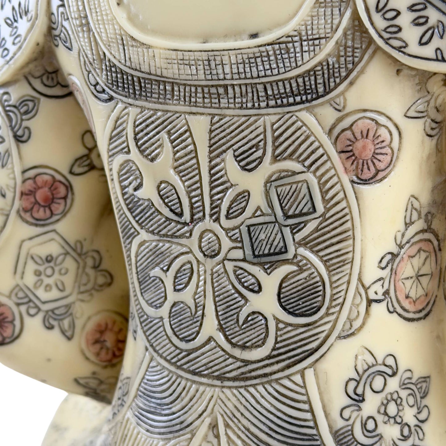 Thais Boeddhabeeld detail geometrisch gewaad met gekleurde bloemmotieven