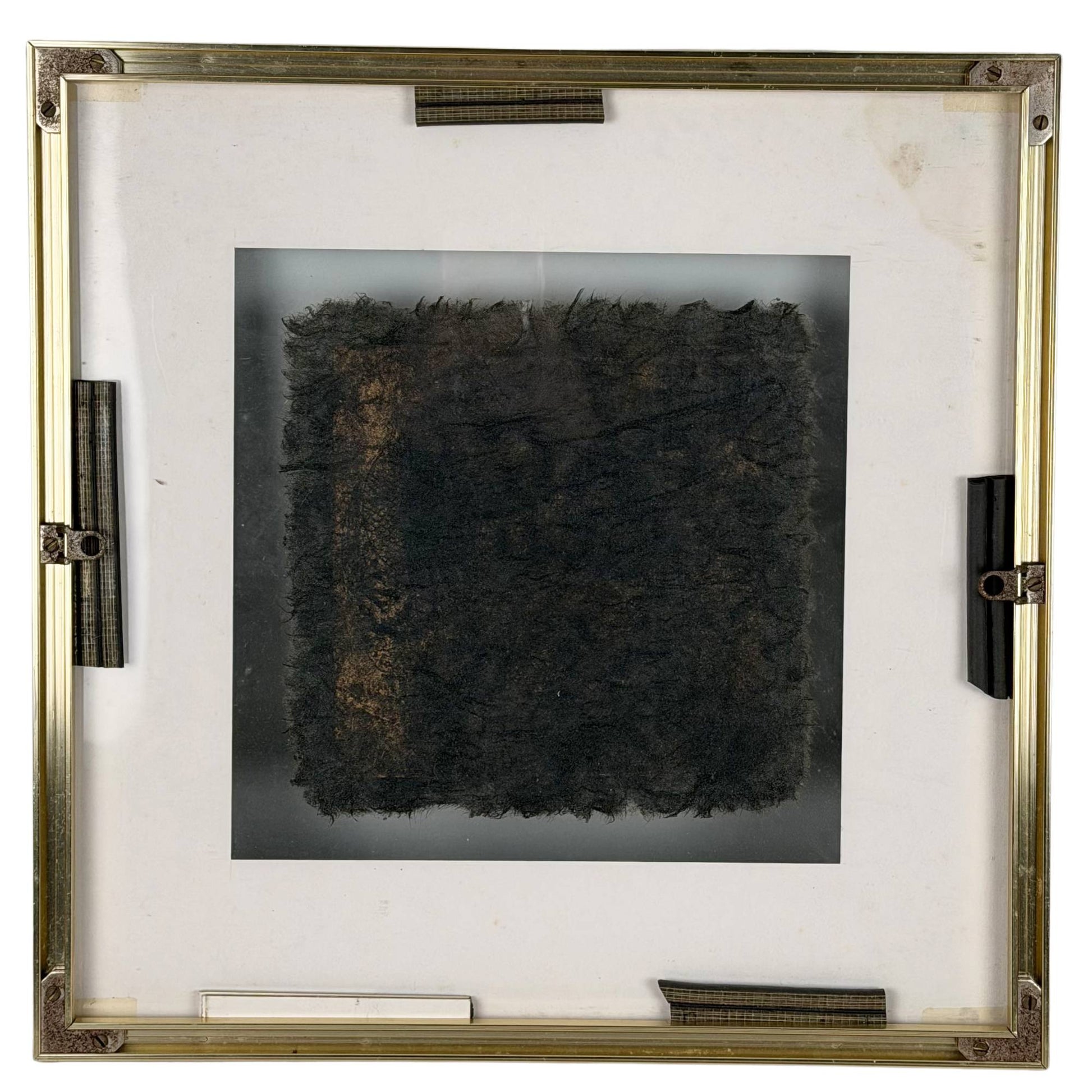 The glass back of the see-through frame with the mechanical metal clamping and sliding system of the Oriental woodcut.