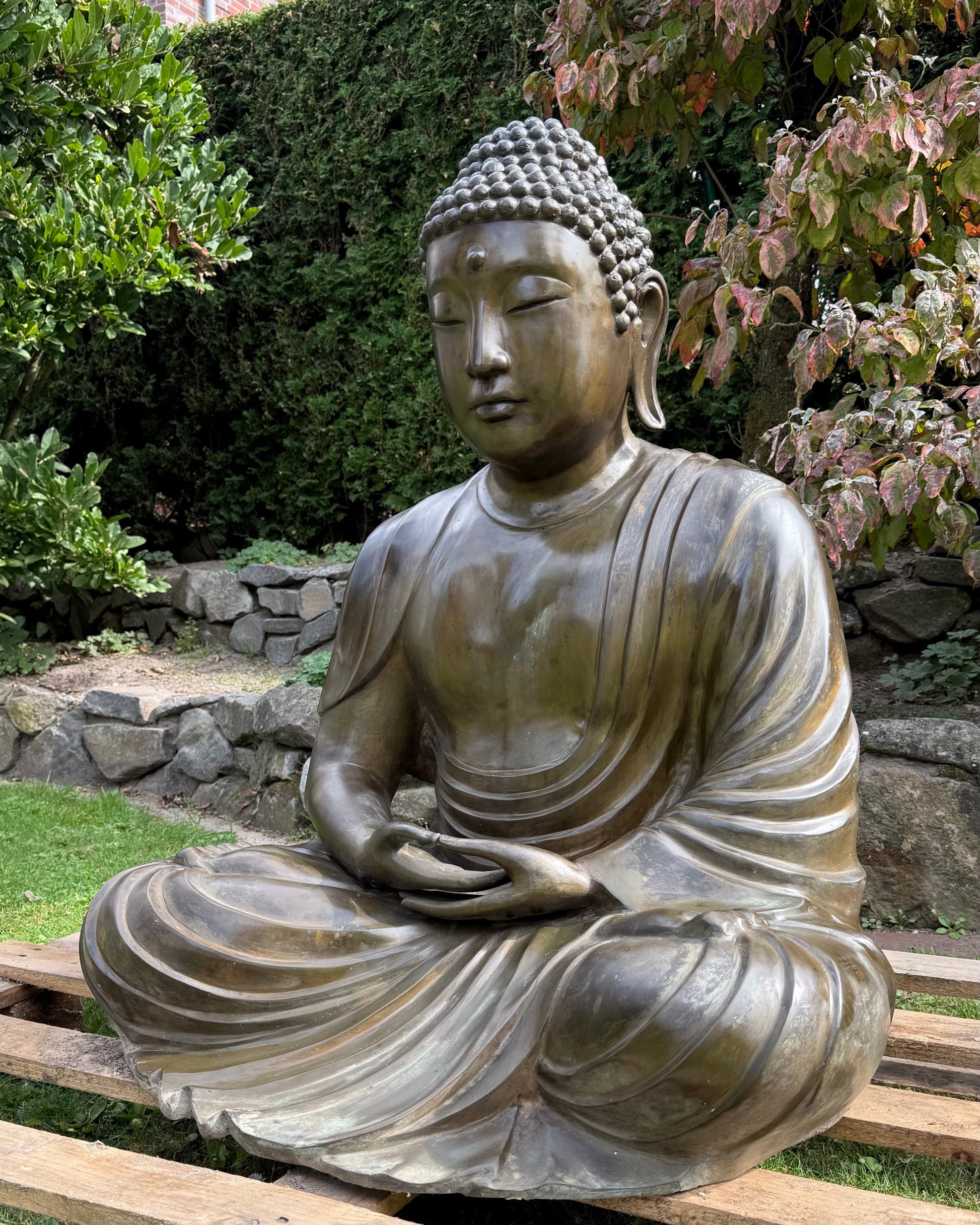 Amida Amitabha Boeddha met halfgesloten ogen en traditionele Japanse vormgeving
