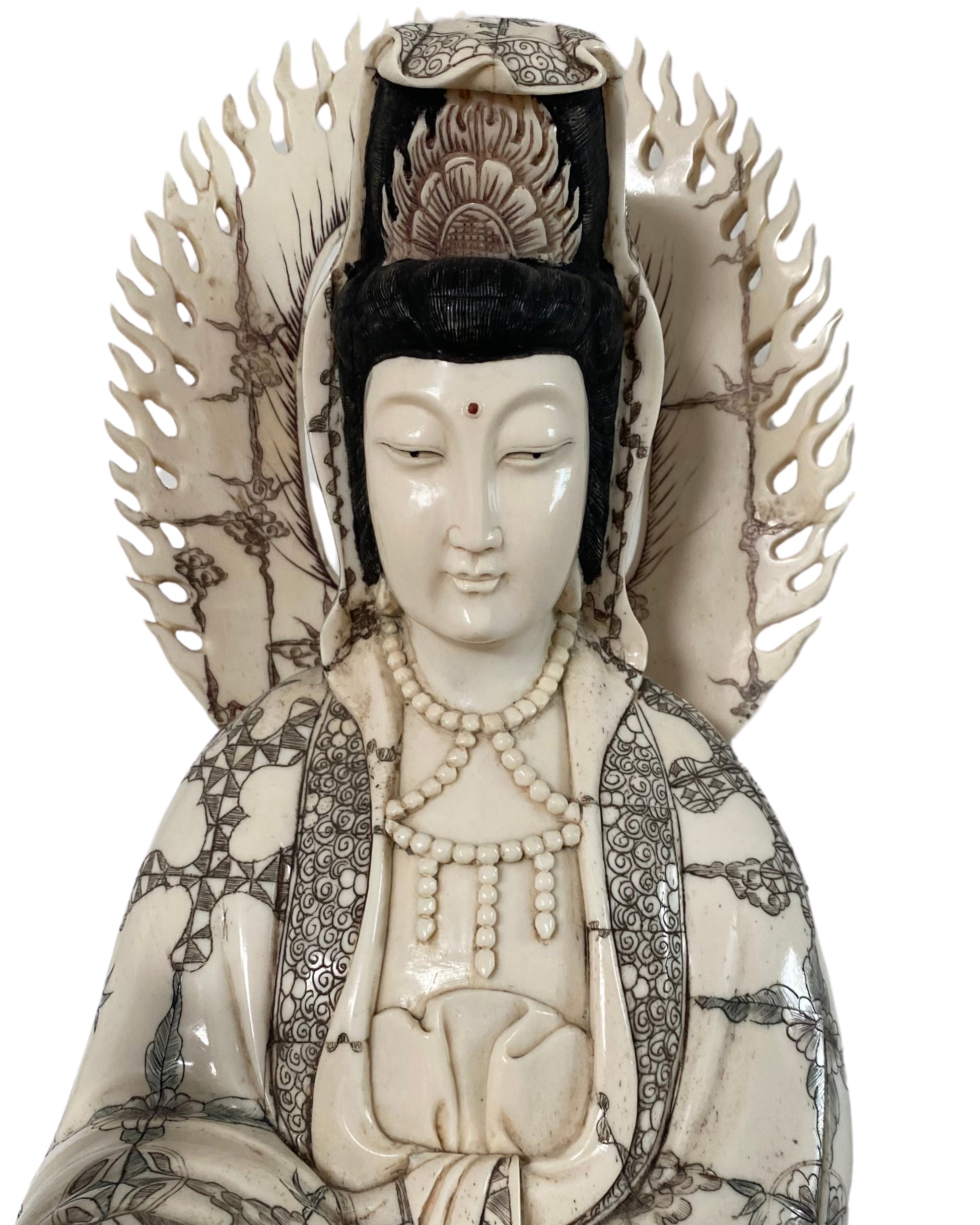 Antiek Chinees beensnijwerk met fijn gegraveerde gewaden en decoratieve details