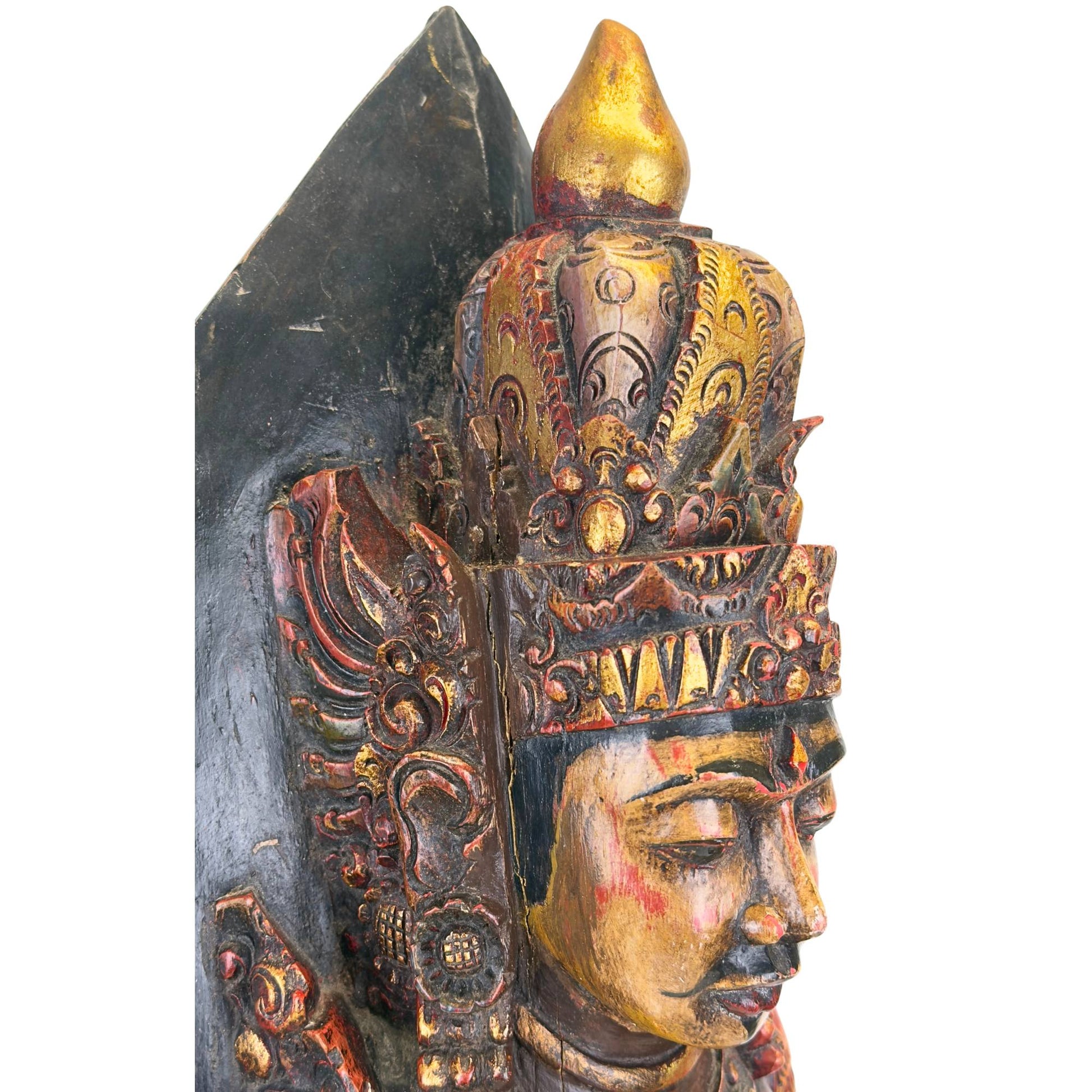 Antiek Indonesisch houten beeld met oude vergulding