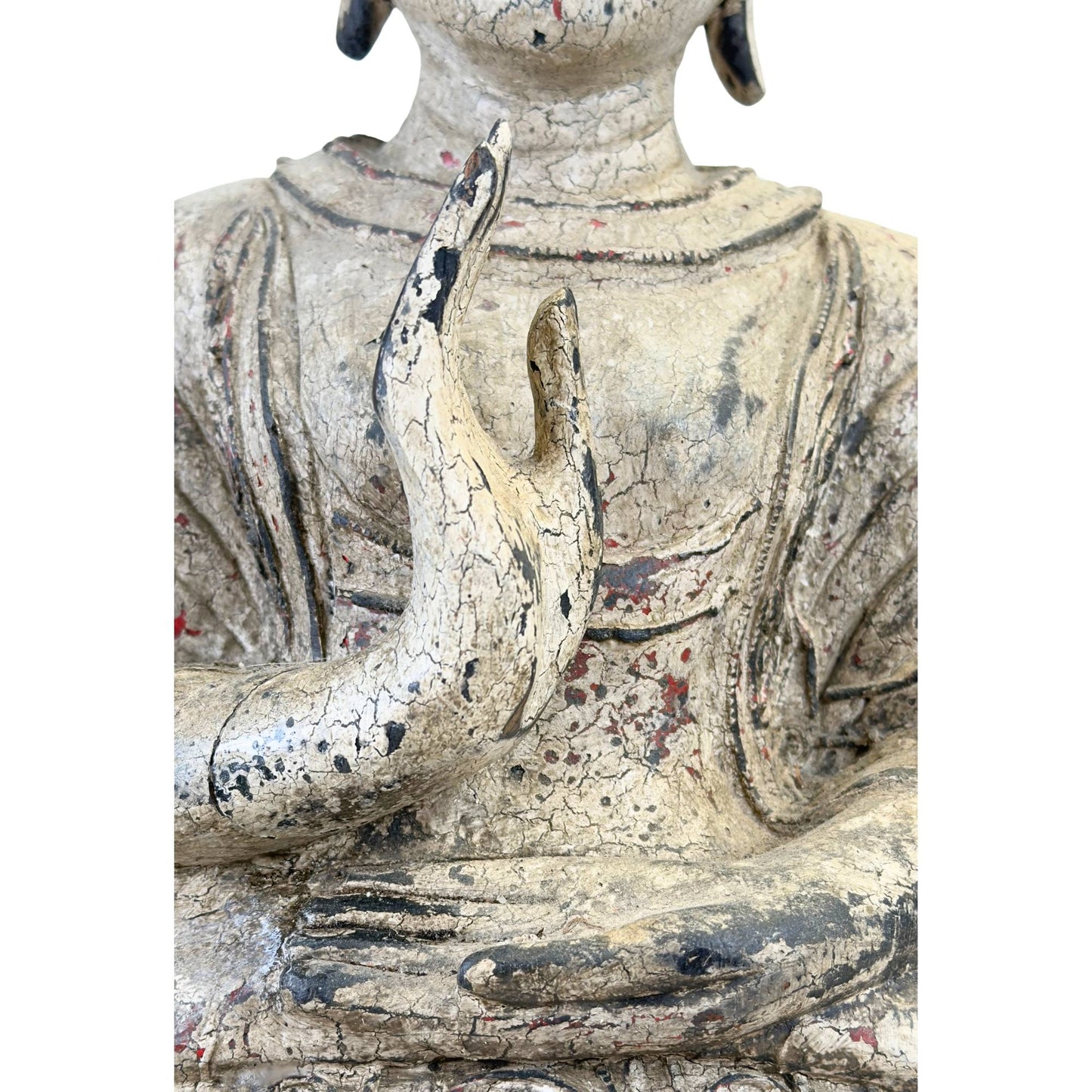 Gros plan des reliefs tridimensionnels de Thayo et des authentiques résidus de pigment rouge sur la robe.