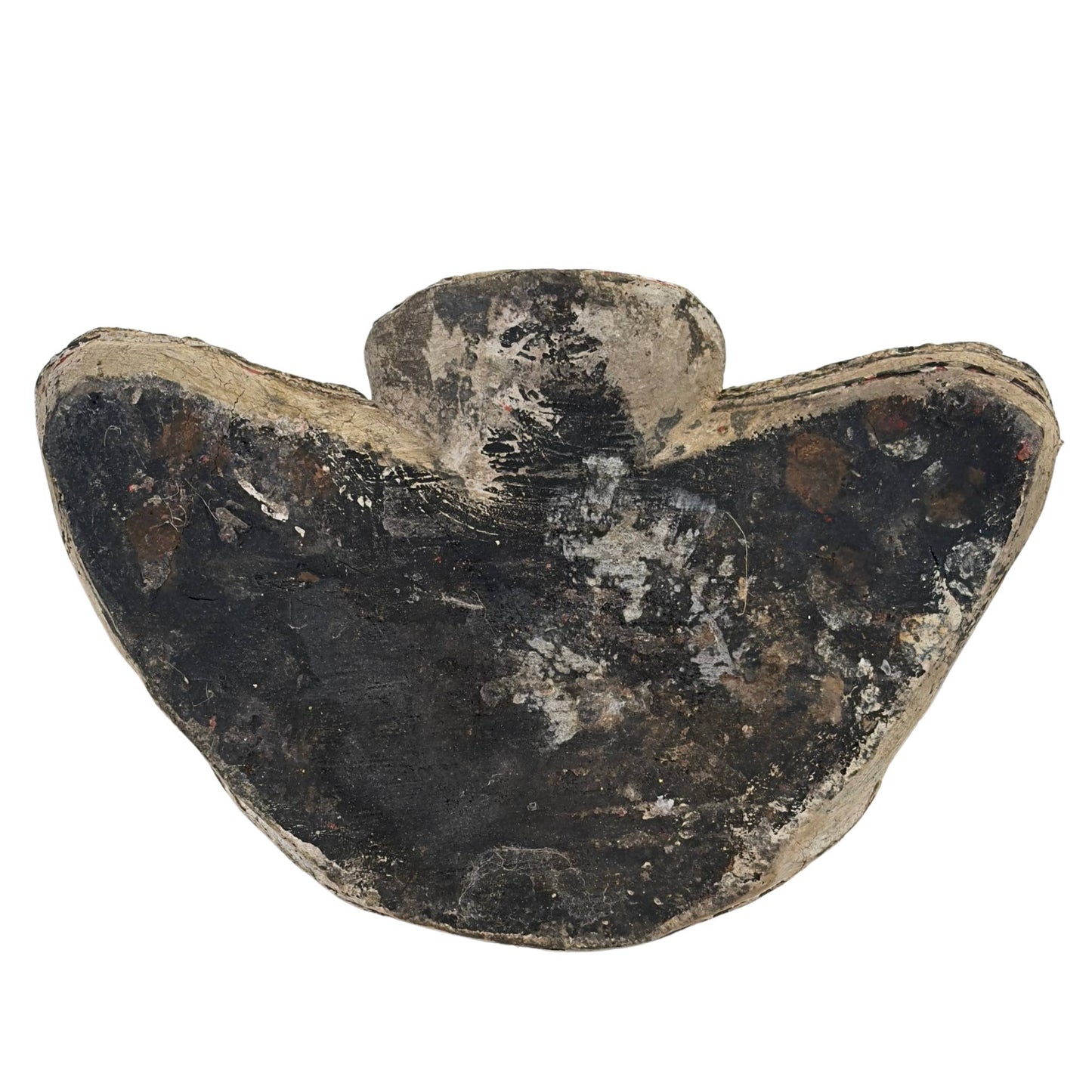 Toute la face inférieure du socle en teck massif avec le vernis noir Thit-si d'origine et une épaisse croûte de poussière minérale gris-blanc sèche.