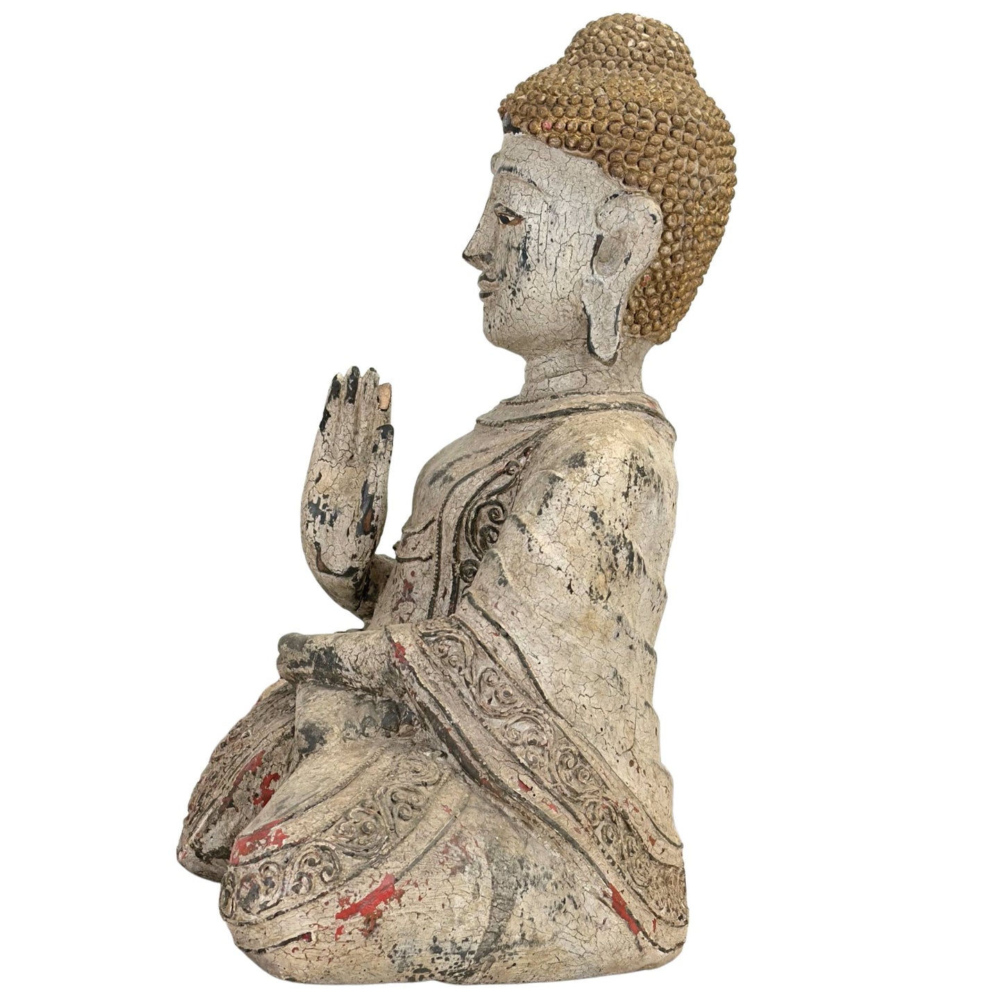 Gros plan sur le visage présentant des craquelures profondes et sèches liées à l'âge et un écaillage caractéristique des pigments minéraux.