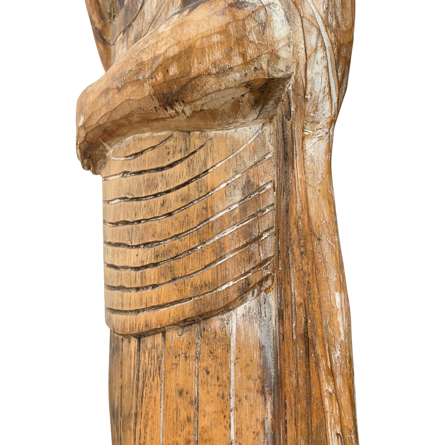 Gros plan sur les plis parallèles du drapé sculptés à la main, avec des vestiges évidents de la base en craie blanche d'origine.