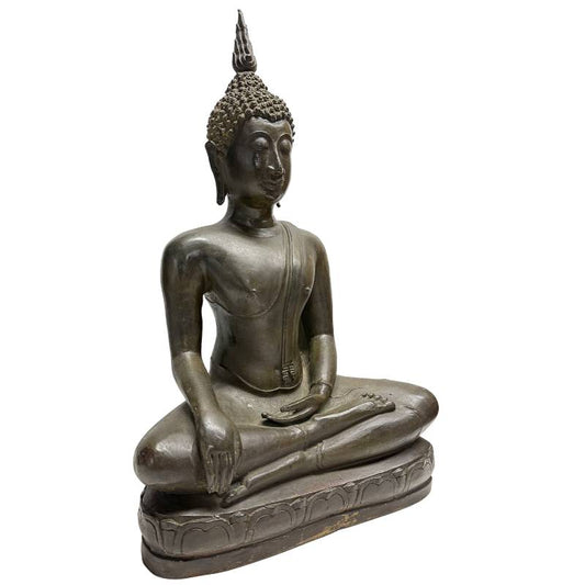 Vue frontale oblique du côté droit, montrant le profil élancé, le pli fourchu du Sanghati et la posture assise stable du Padmasana.