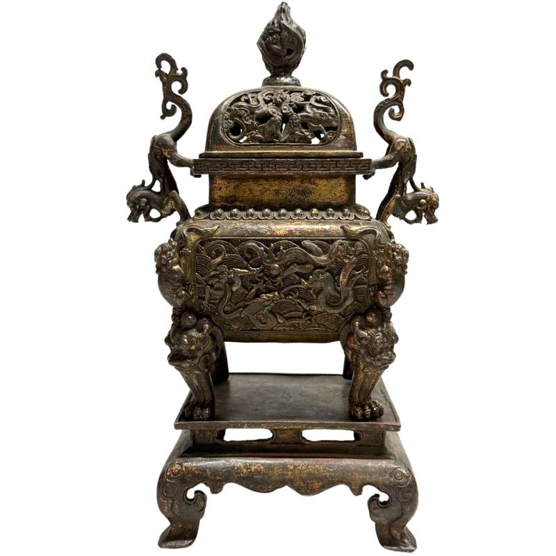 Frontaanzicht van de complete driedelige antieke Chinese bronzen Fangding wierookbrander uit de Qing dynastie met opengewerkt deksel op de originele bronzen sokkel.