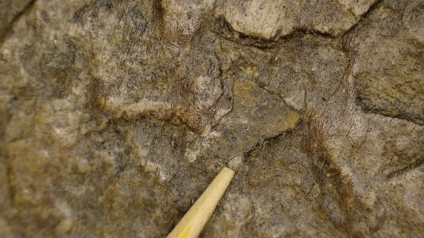 Detail van een oude breukzone met zichtbare steenstructuur op de Chinese Guanyin stele