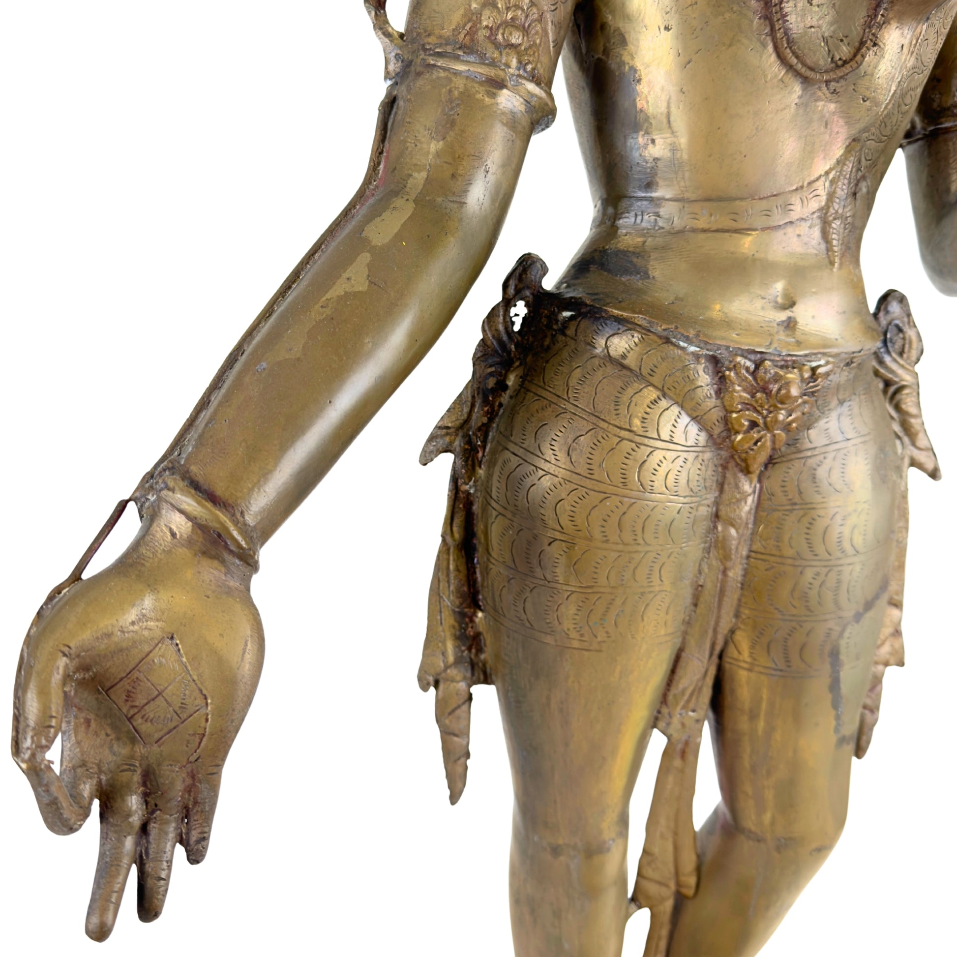 Detail van de linkerhand met gegraveerd vajra-symbool van een antieke Groene Tara uit Nepal.