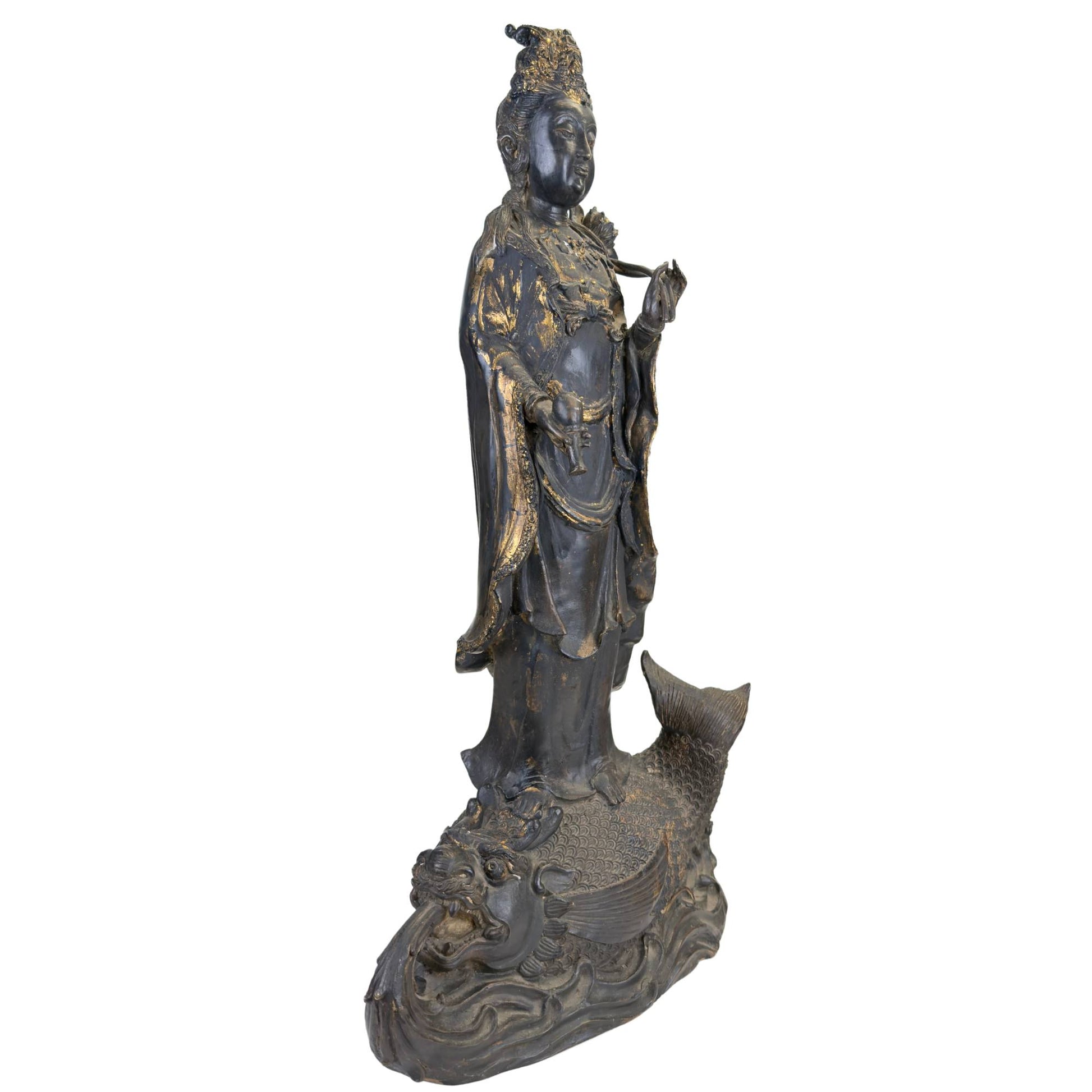 Antique Guanyin based on dragonfish water, crafted in lacquered wood with remnants of old gilding.