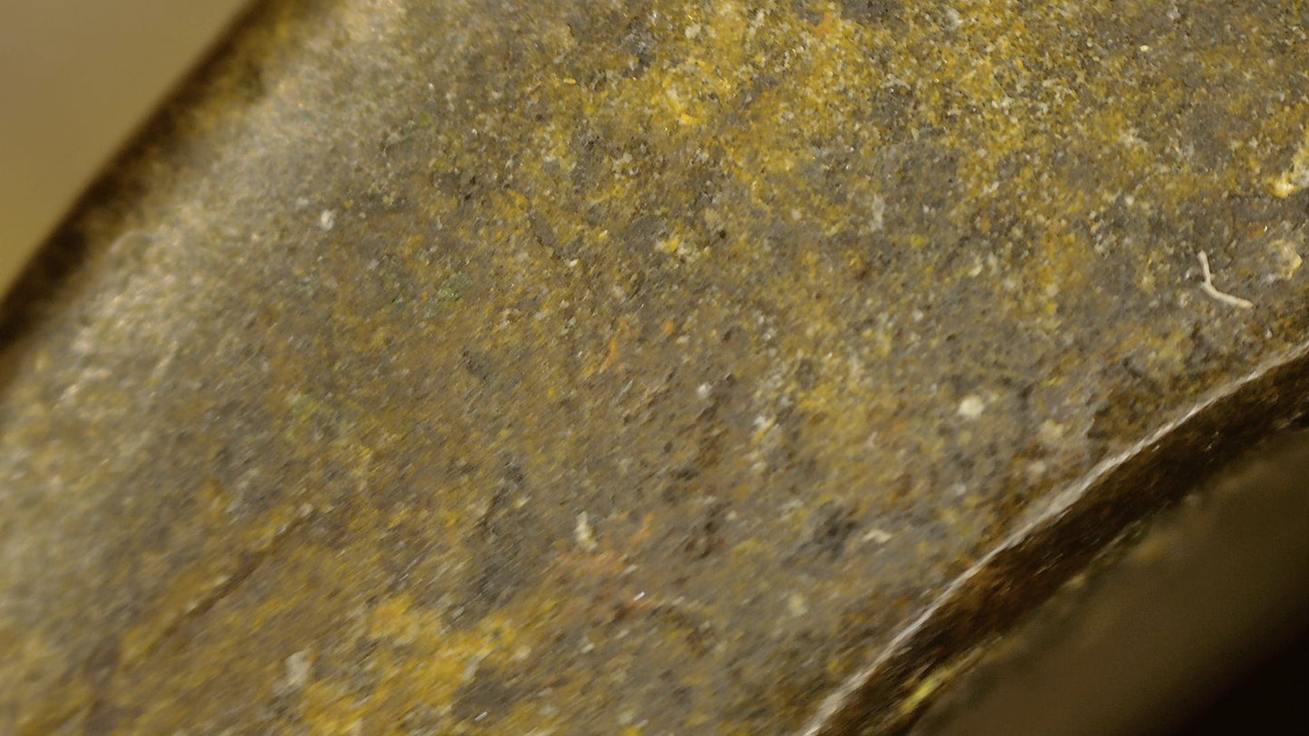 Microscoopdetail van het oude metaaloppervlak van een antieke bronzen huqqa