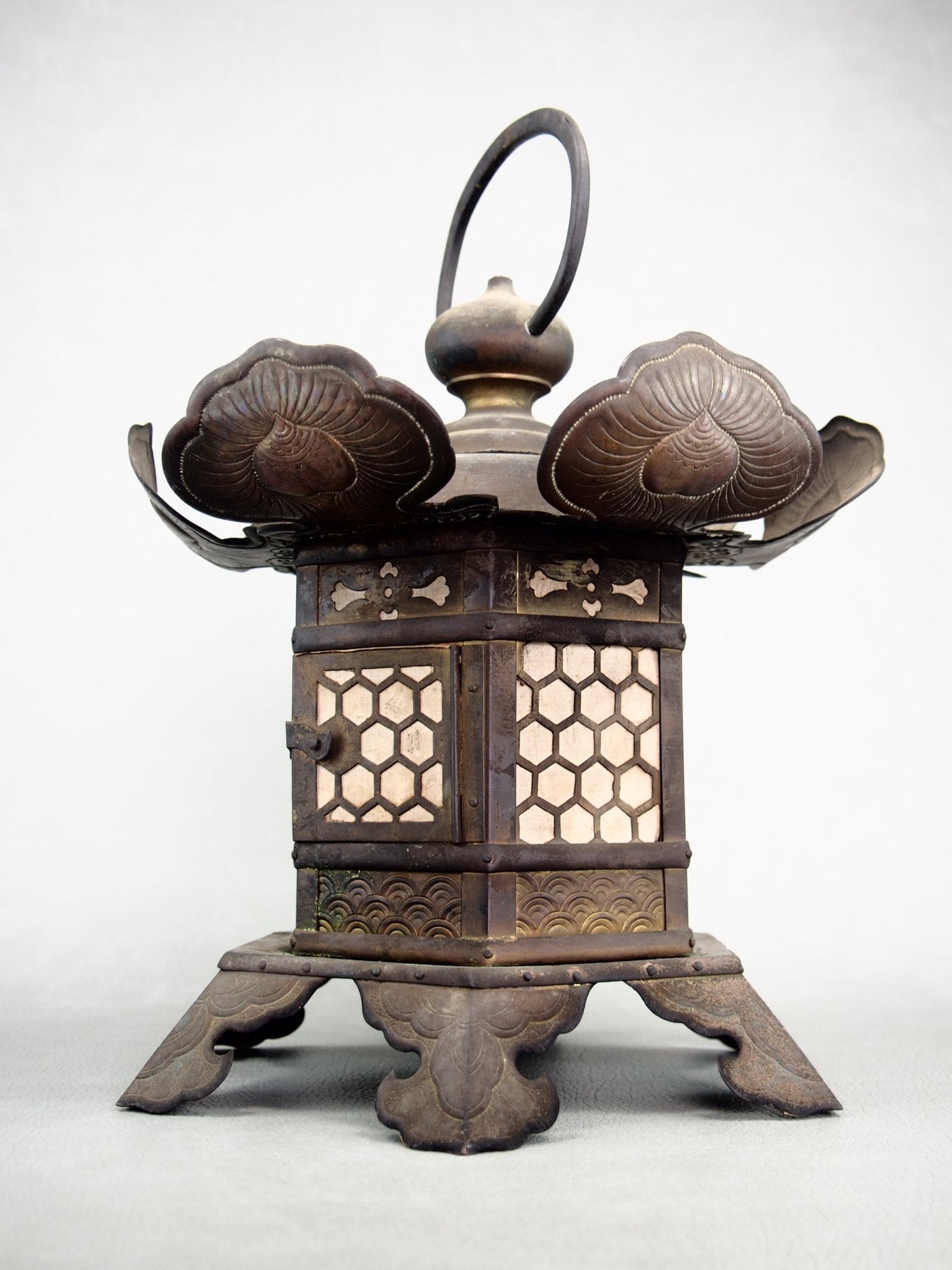 Museum-quality Japanese bronze temple lantern Tsuru-doro, early Meiji period, ca. 1875