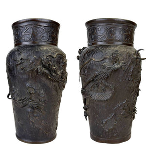 Vases japonais anciens Meiji à motif de dragon – Signés « Dai Nippon » – Bronze Sawari (Paire)