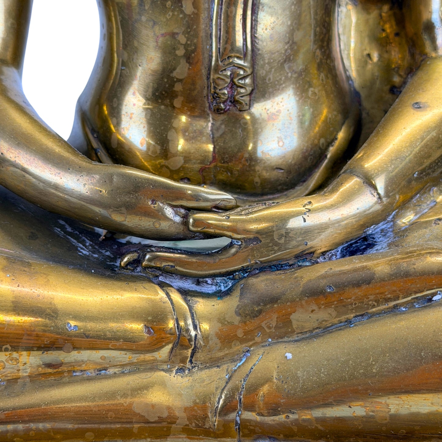 Detail van de handen en gewaadornament
