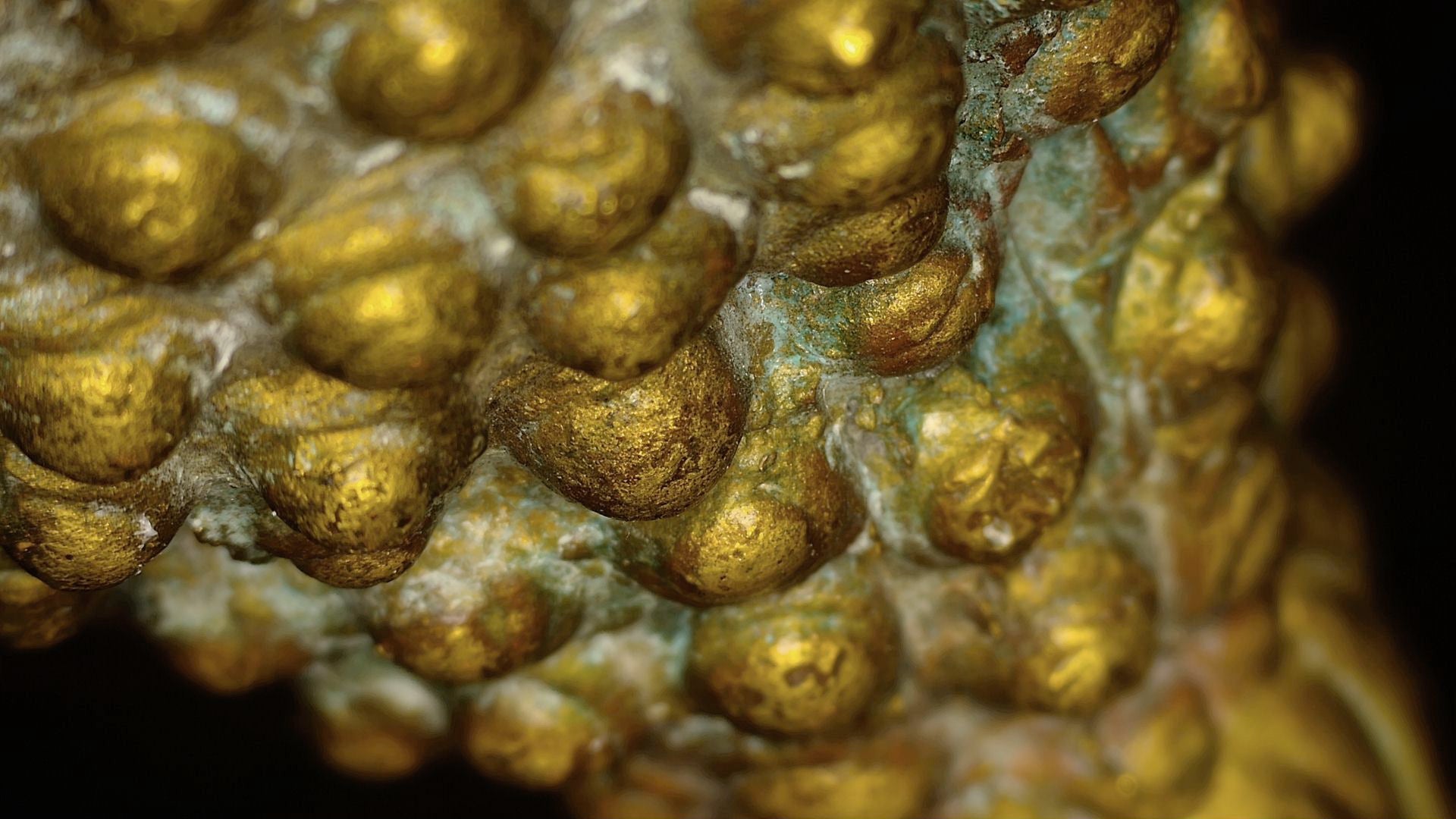 Microscopische opname van patina en historische afzettingen tussen de haarcurls