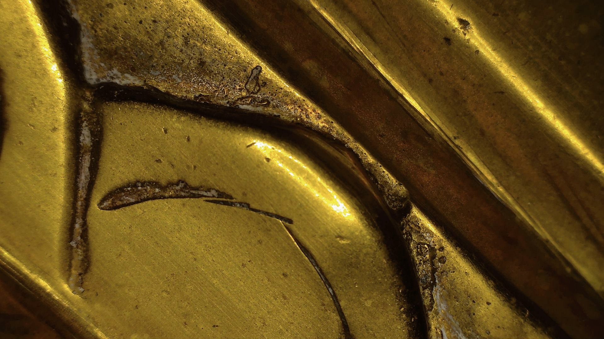 Microscopische opname van gietrand, afzettingen en historische oppervlaktesporen