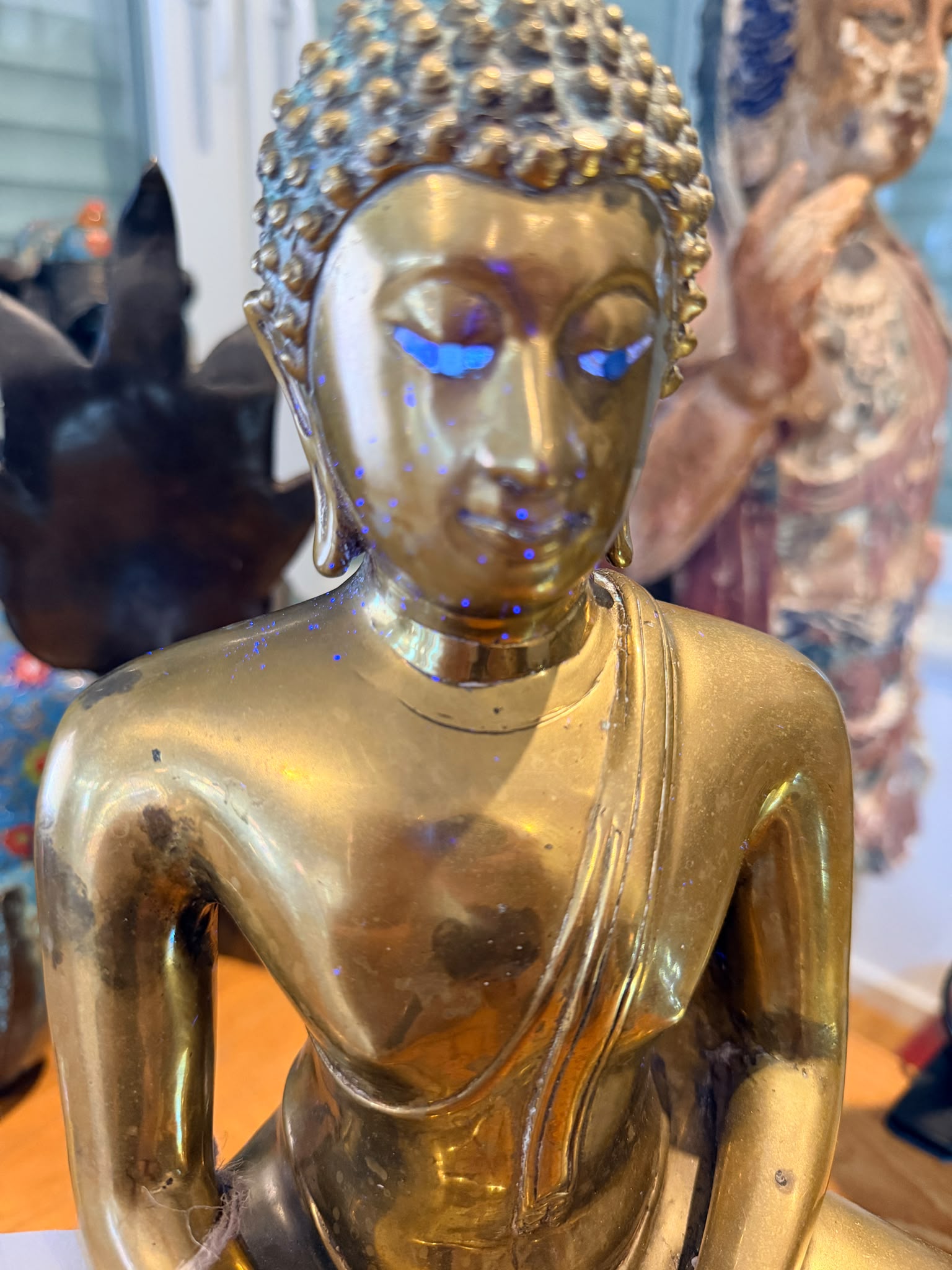 UV-opname van de ingelegde ogen van de Thaise Shakyamuni Boeddha