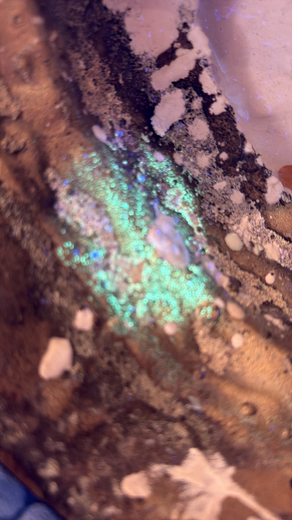 UV-opname van groenblauwe fluorescentie aan de binnenzijde en gietkern