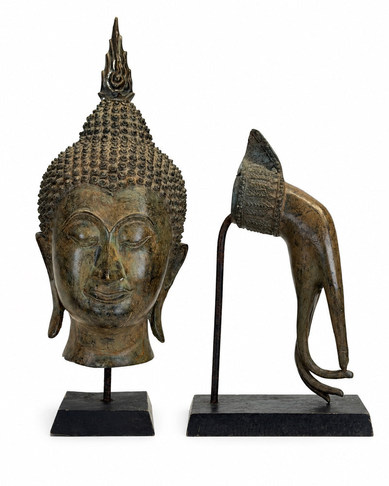 Antique Thai Buddha Head & Sacred Hand – 19th Century Bronze Temple Fragments on Stands - Thais Boeddhabeeld