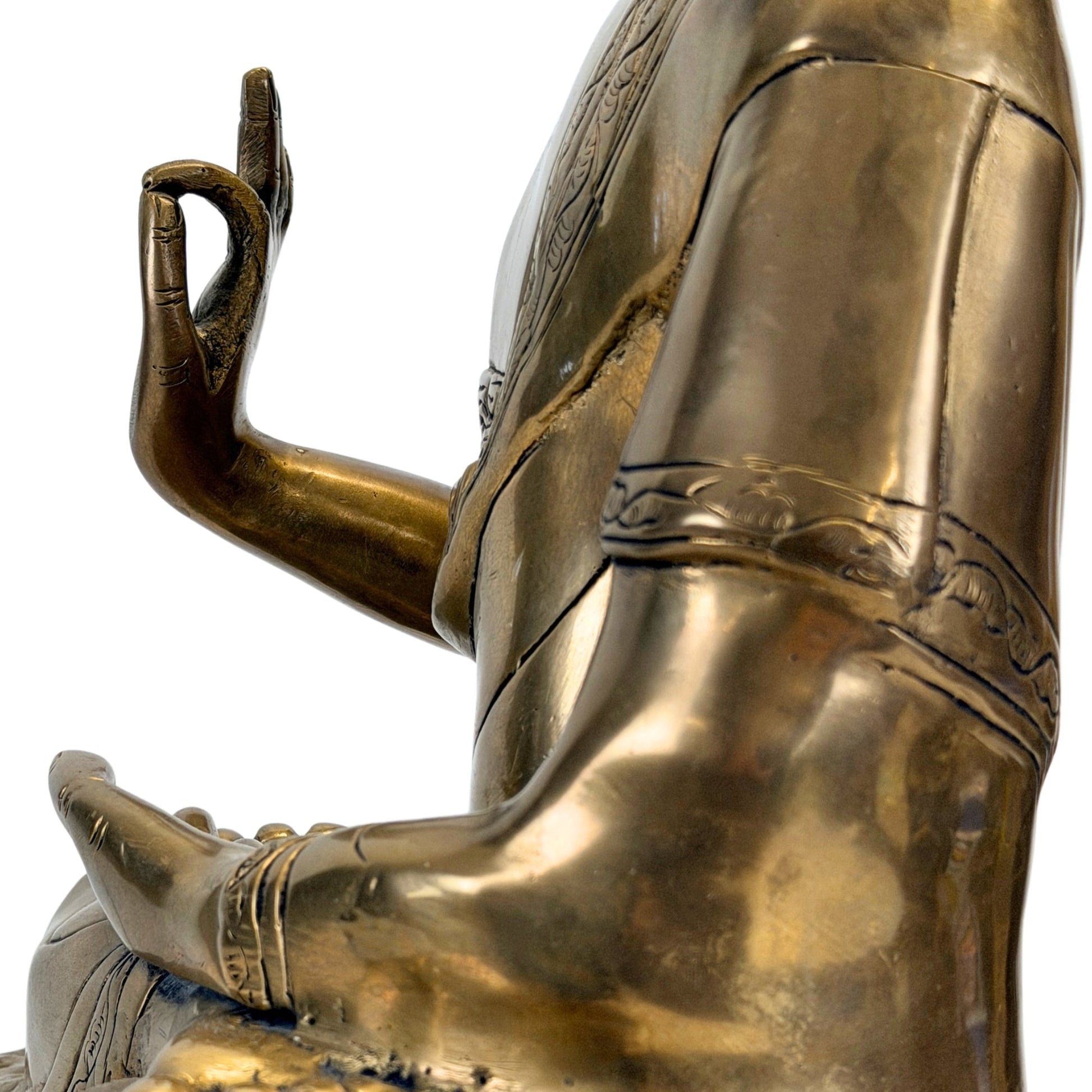 Detail van de opgeheven hand, arm en versierde gewaadzoom