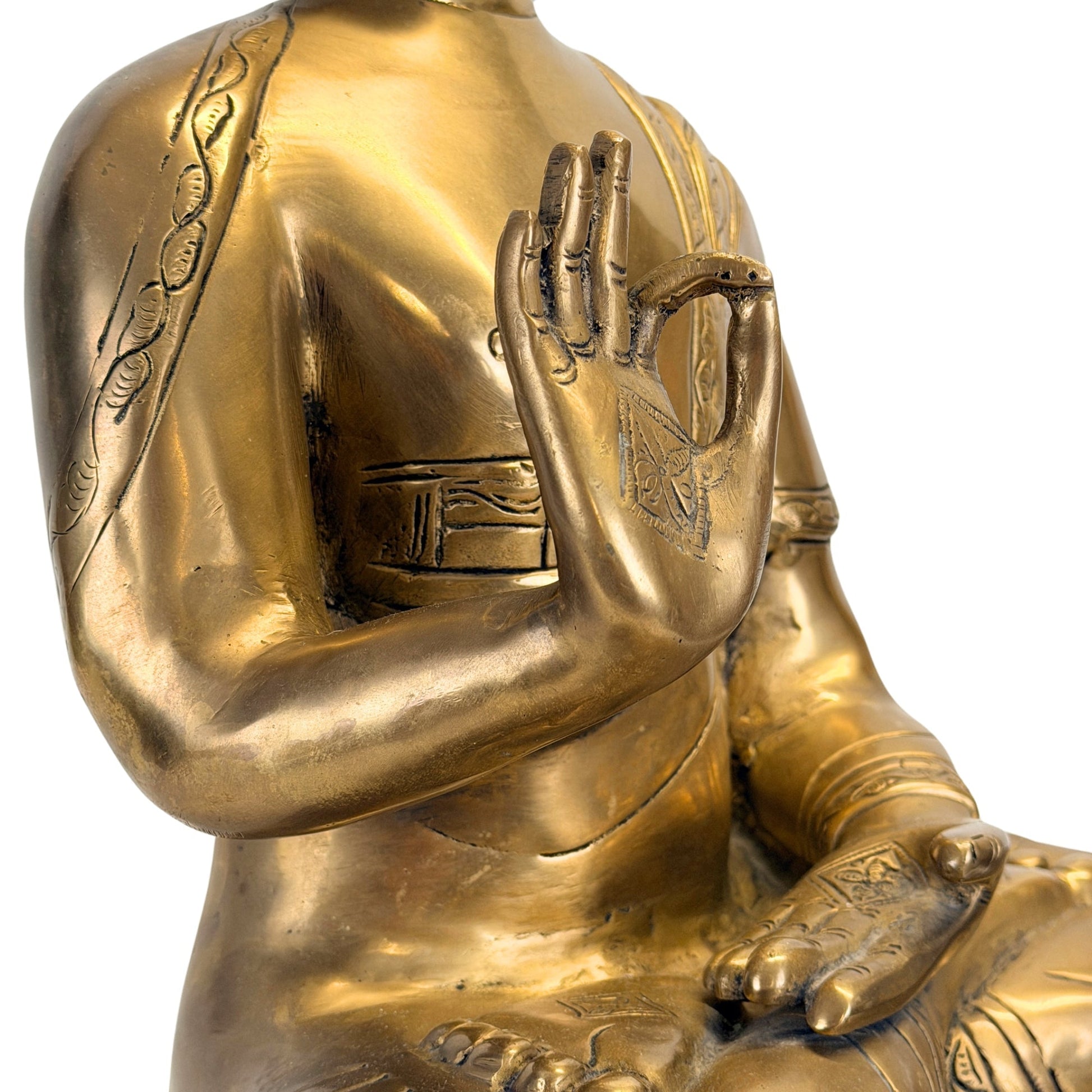 Detail van de opgeheven rechterhand in Vitarka Mudra
