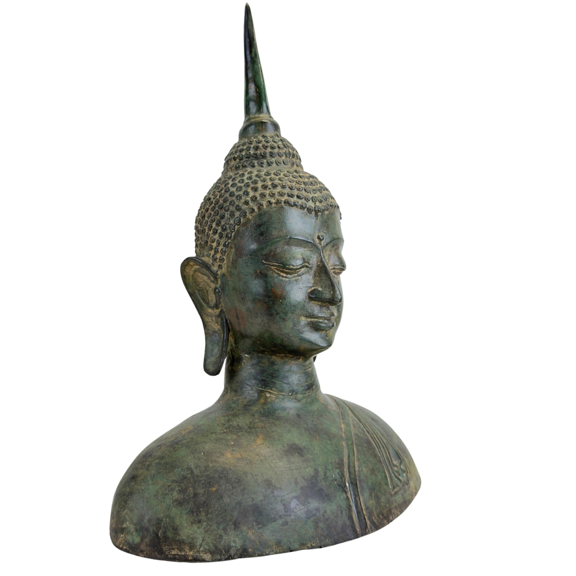 Bronzen Boeddhabuste uit Thailand in Sukhothai-stijl, linksvoor.
