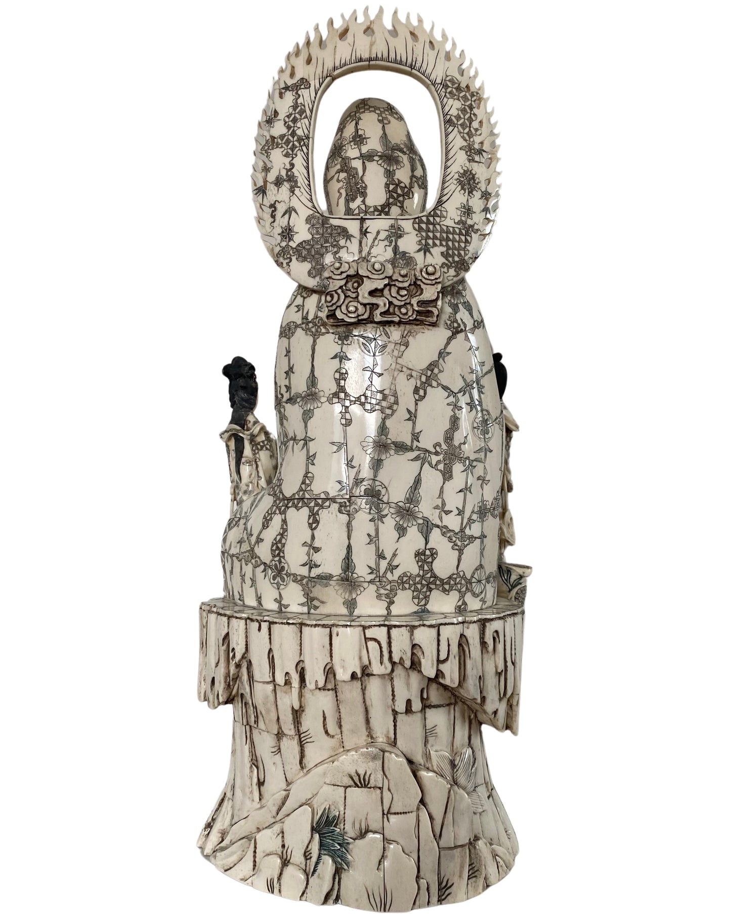 Handgesneden Chinese Guanyin sculptuur opgebouwd uit afzonderlijke beensegmenten