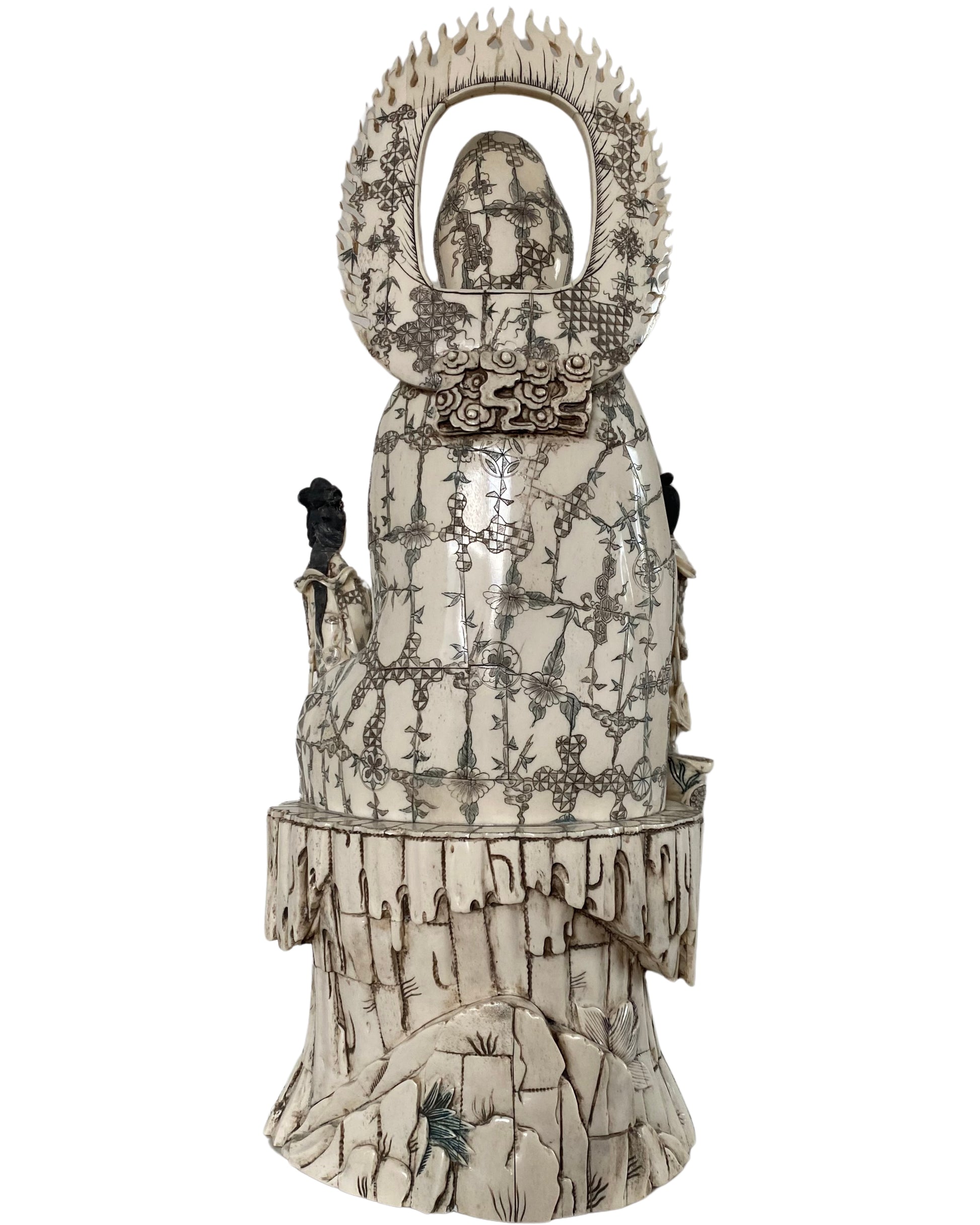 Handgesneden Chinese Guanyin sculptuur opgebouwd uit afzonderlijke beensegmenten
