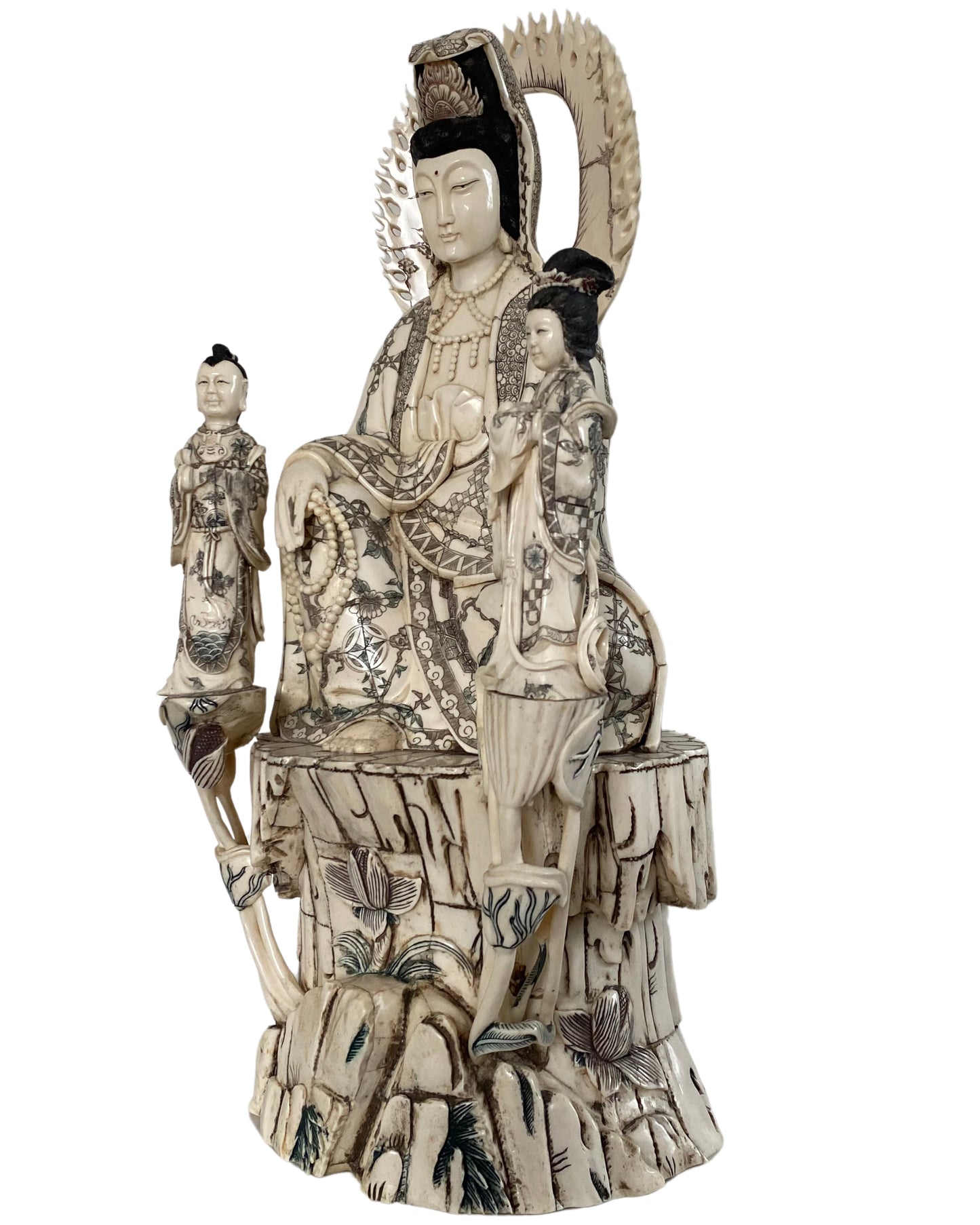 Chinese Guanyin gezeten tussen lotusmotieven en rijk gesneden ornamenten