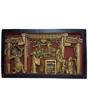 Panneau décoratif mural en bois doré sculpté de Chine avec figures