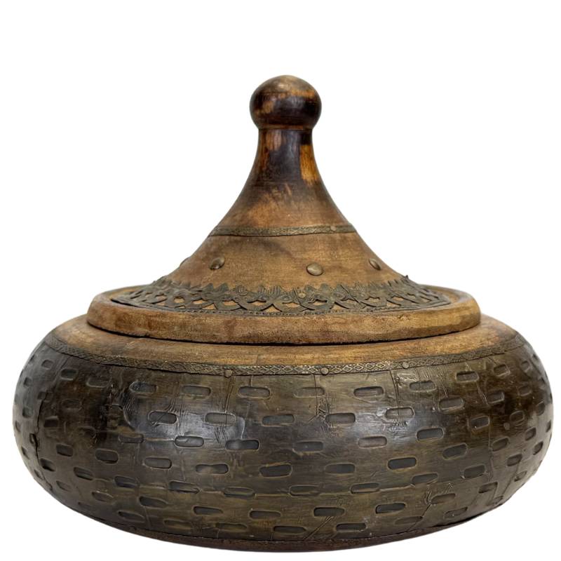 Decorative wooden pot with lid in Moroccan style with a geometric metal pattern
