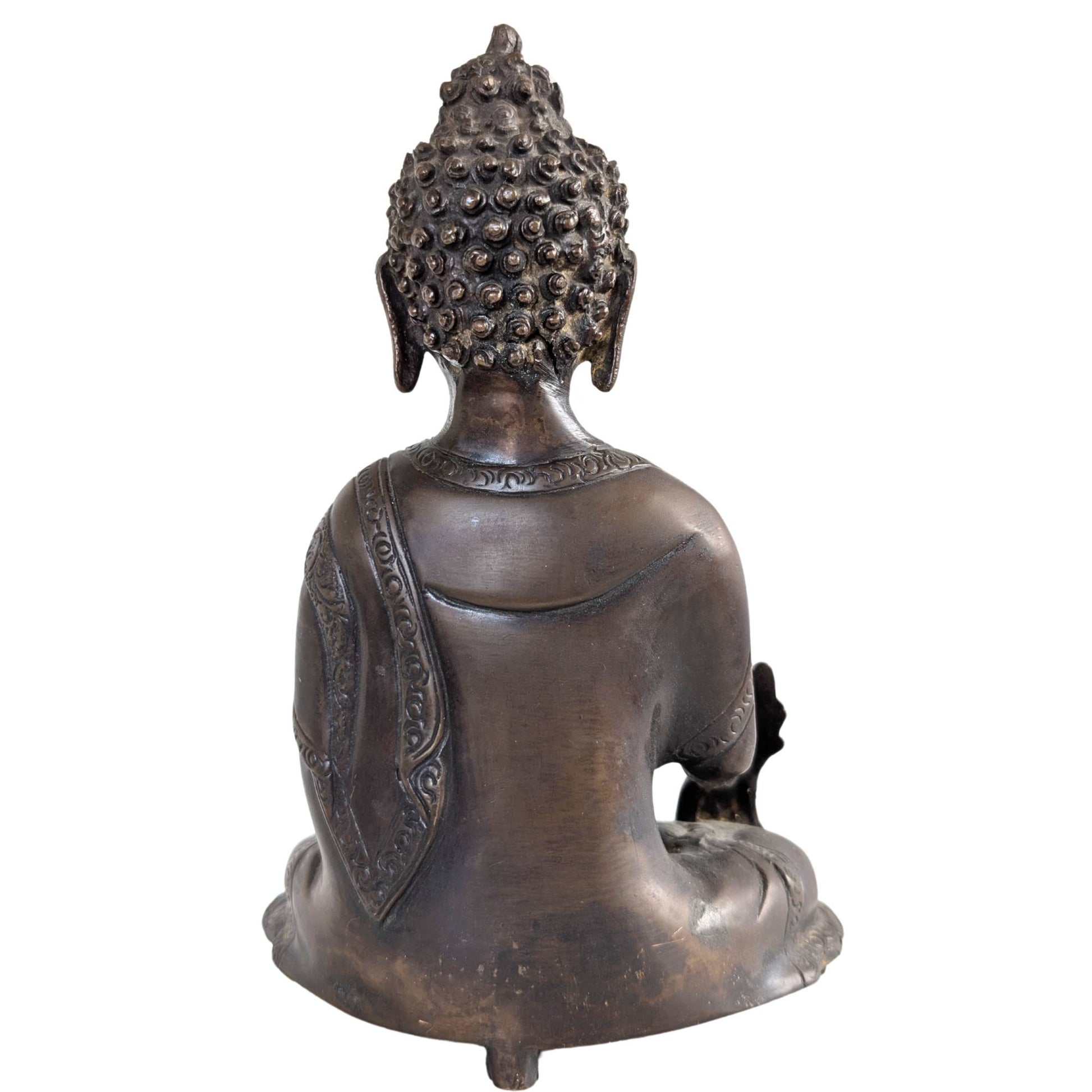 Close-up of the finely engraved patterns on the Buddha's robes.