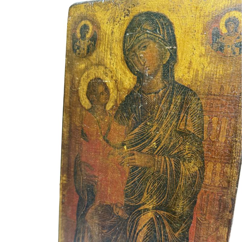 Close-up of the faces of Mary and the Christ Child with visible antique crackle and gold ground.