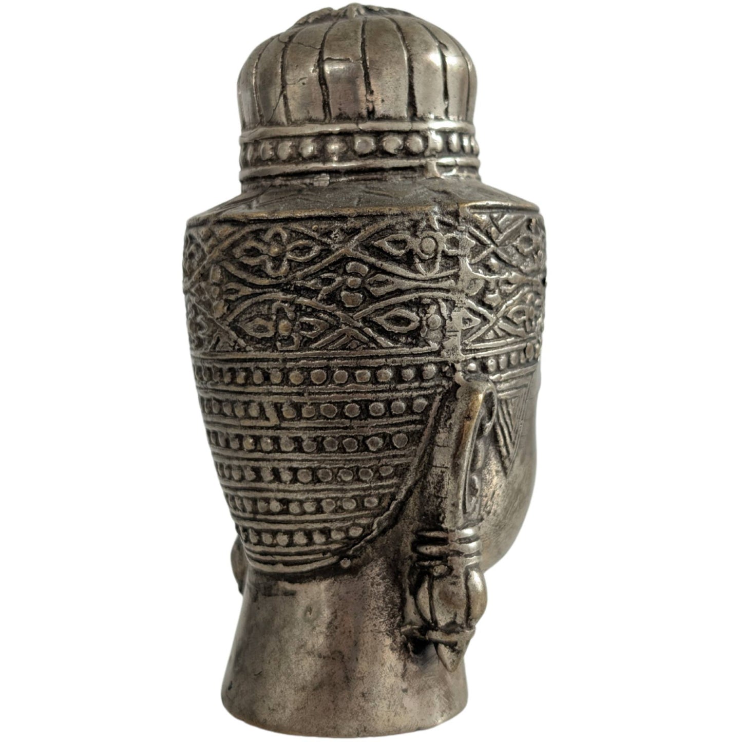 Close-up of the fine hand-engraved patterns in the Thai crown.