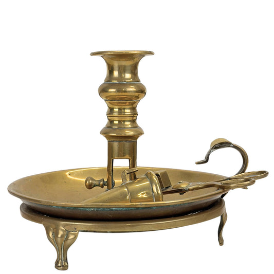 Vue latérale du chandelier d'intérieur classique, mettant en valeur son design raffiné et son aspect décoratif.