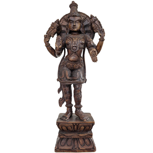 Groot handgesneden houten beeld van Lord Vishnu uit Zuid-India.
