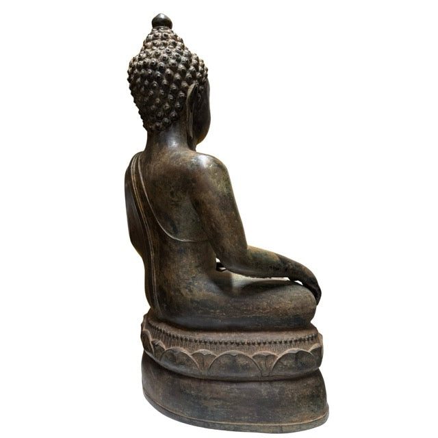 Large Buddha on a lotus base made of heavy bronze for a peaceful and meaningful atmosphere