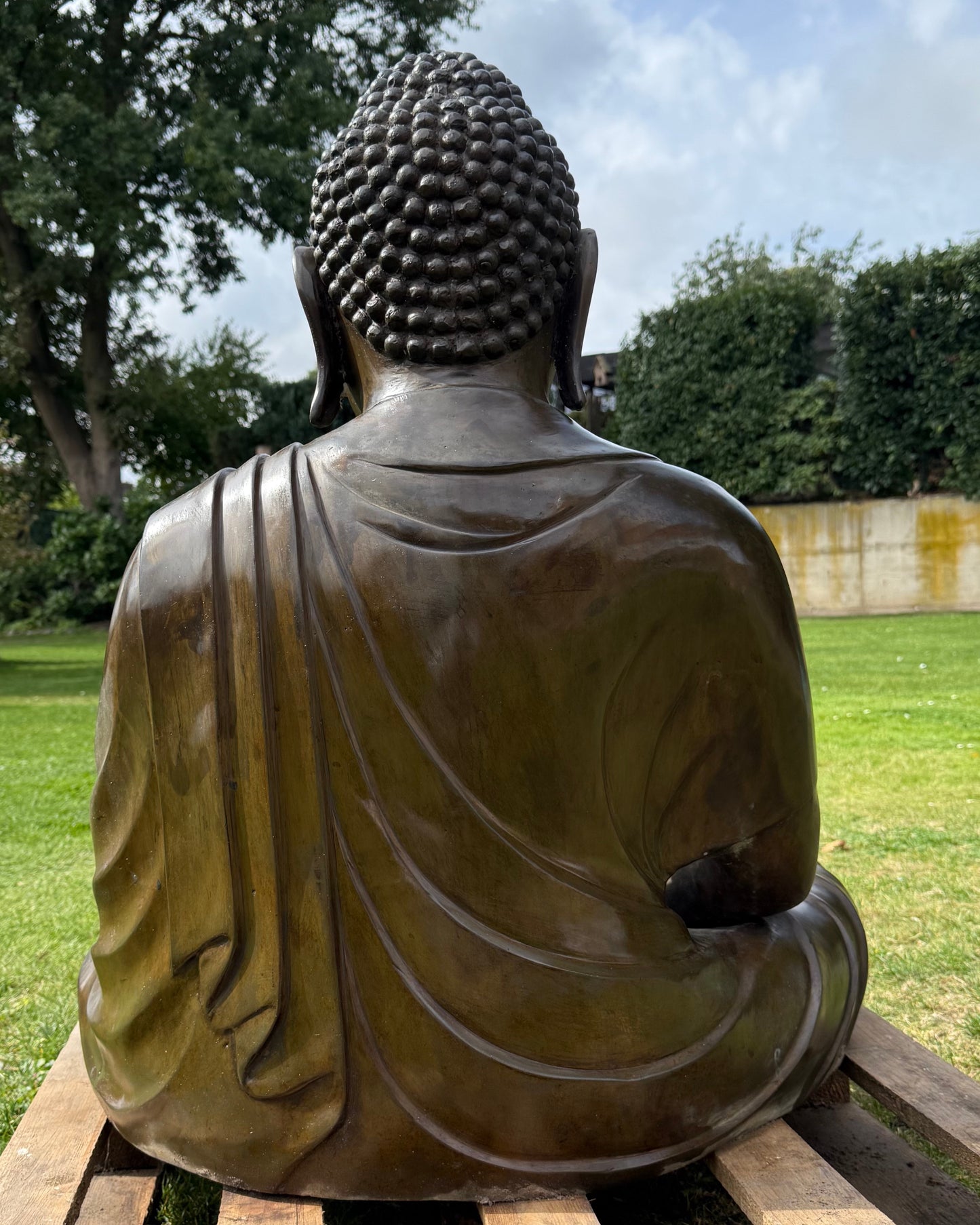Grote Japanse bronzen Boeddha als blikvanger in tuin en buitenruimte
