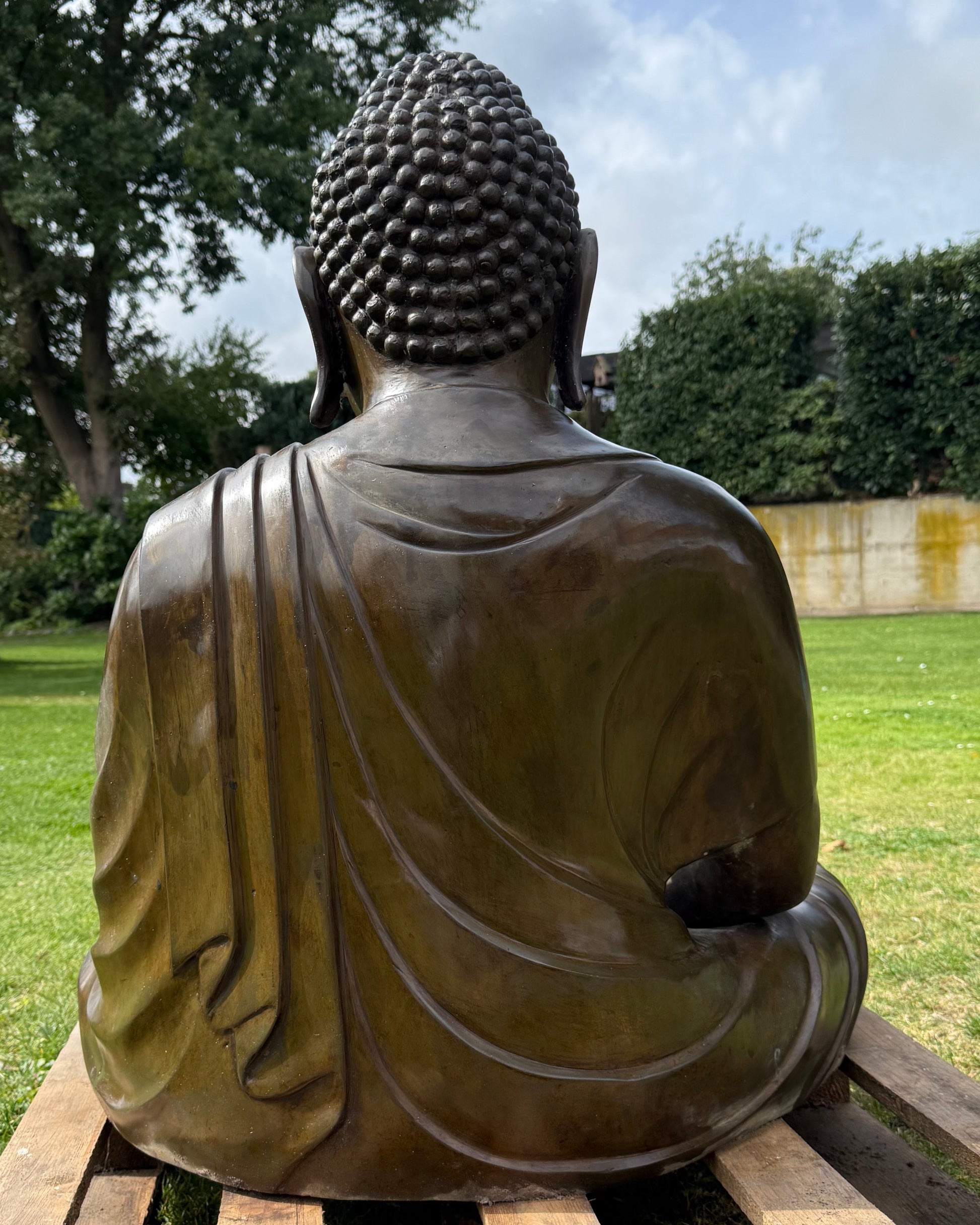 Grote Japanse bronzen Boeddha als blikvanger in tuin en buitenruimte